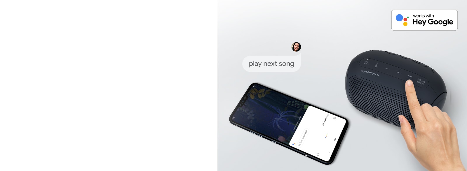 Ruka pritišće gumb na zvučniku LG XBOOM Go. Pametni se telefon nalazi pokraj njega. Tu je i oblačić za govor. Logotip Googlea nalazi se u gornjem desnom kutu.