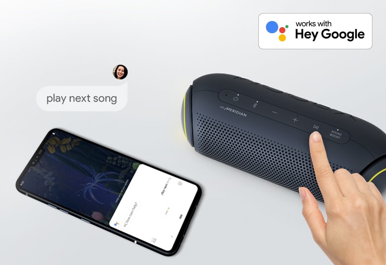Ruka pritišće gumb na zvučniku LG XBOOM Go. Pametni se telefon nalazi pokraj njega. Tu je i oblačić za govor. Logotip Googlea nalazi se u gornjem desnom kutu.