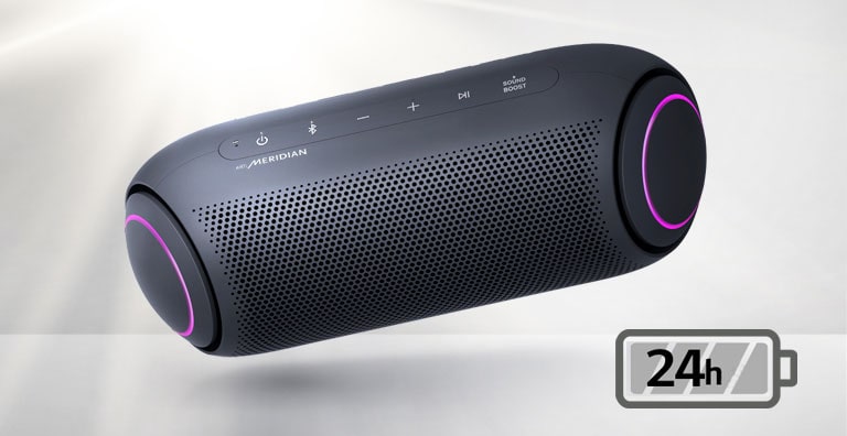 LG XBOOM Go nagnut je ulijevo i lebdi u zraku. Boja osvjetljenja zvučnika za duboke tonove je magenta.