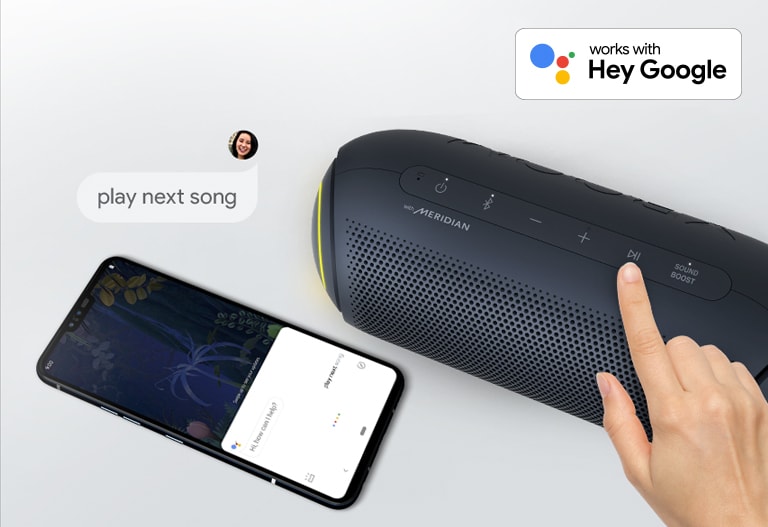 Ruka pritišće gumb na zvučniku LG XBOOM Go. Pametni se telefon nalazi pokraj njega. Tu je i oblačić za govor. Logotip Googlea nalazi se u gornjem desnom kutu.
