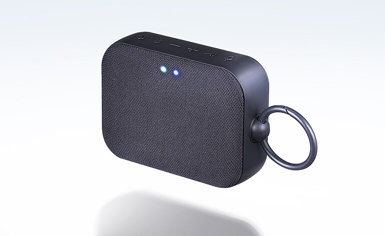 LG XBOOM Go PN1 nagnut je ulijevo i lebdi u zraku.