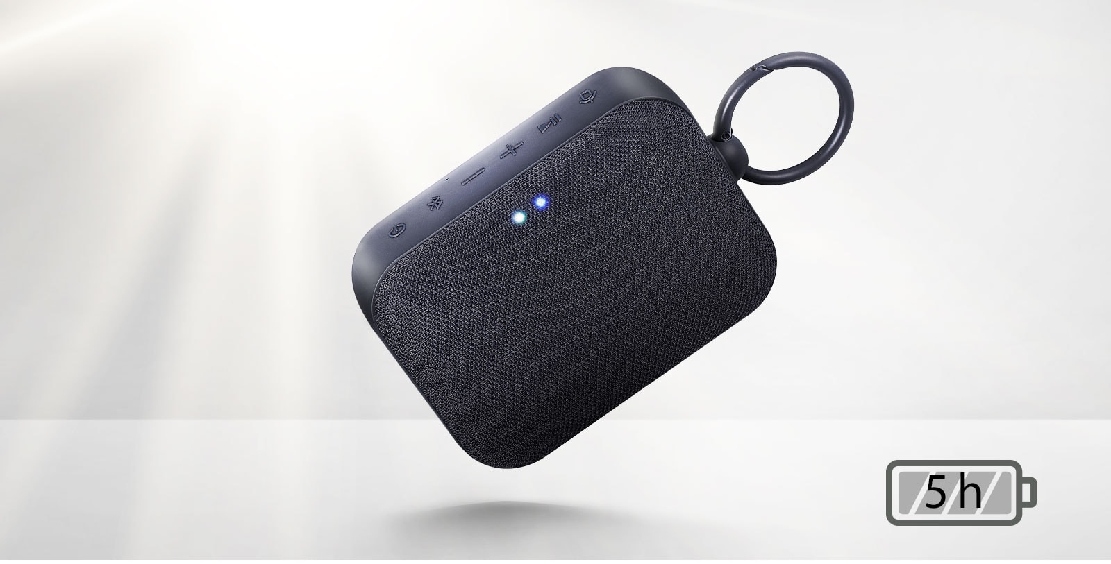 Prikaz prednje strane zvučnika LG XBOOM Go koji pluta na kutu.  Svjetlo dolazi sa stražnje strane.