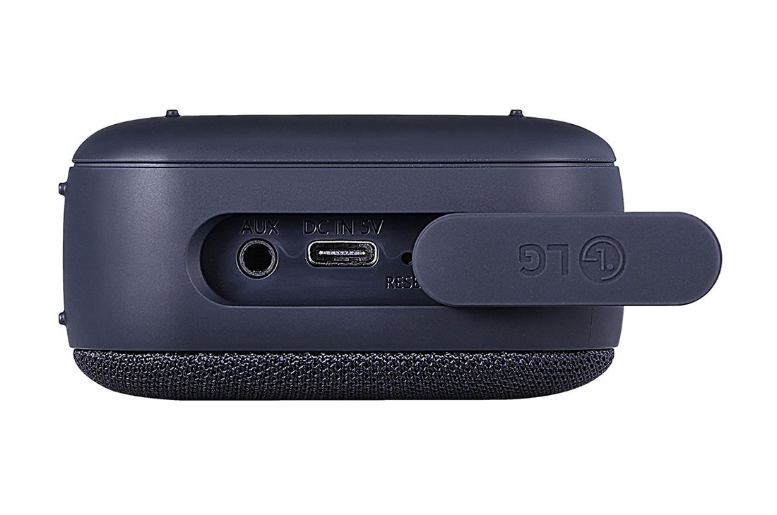 LG XBOOM Go PN1, Prikaz lijeve strane zvučnika LG XBOOM Go PN1 s otvorenim gumenim poklopcem., PN1, thumbnail 13