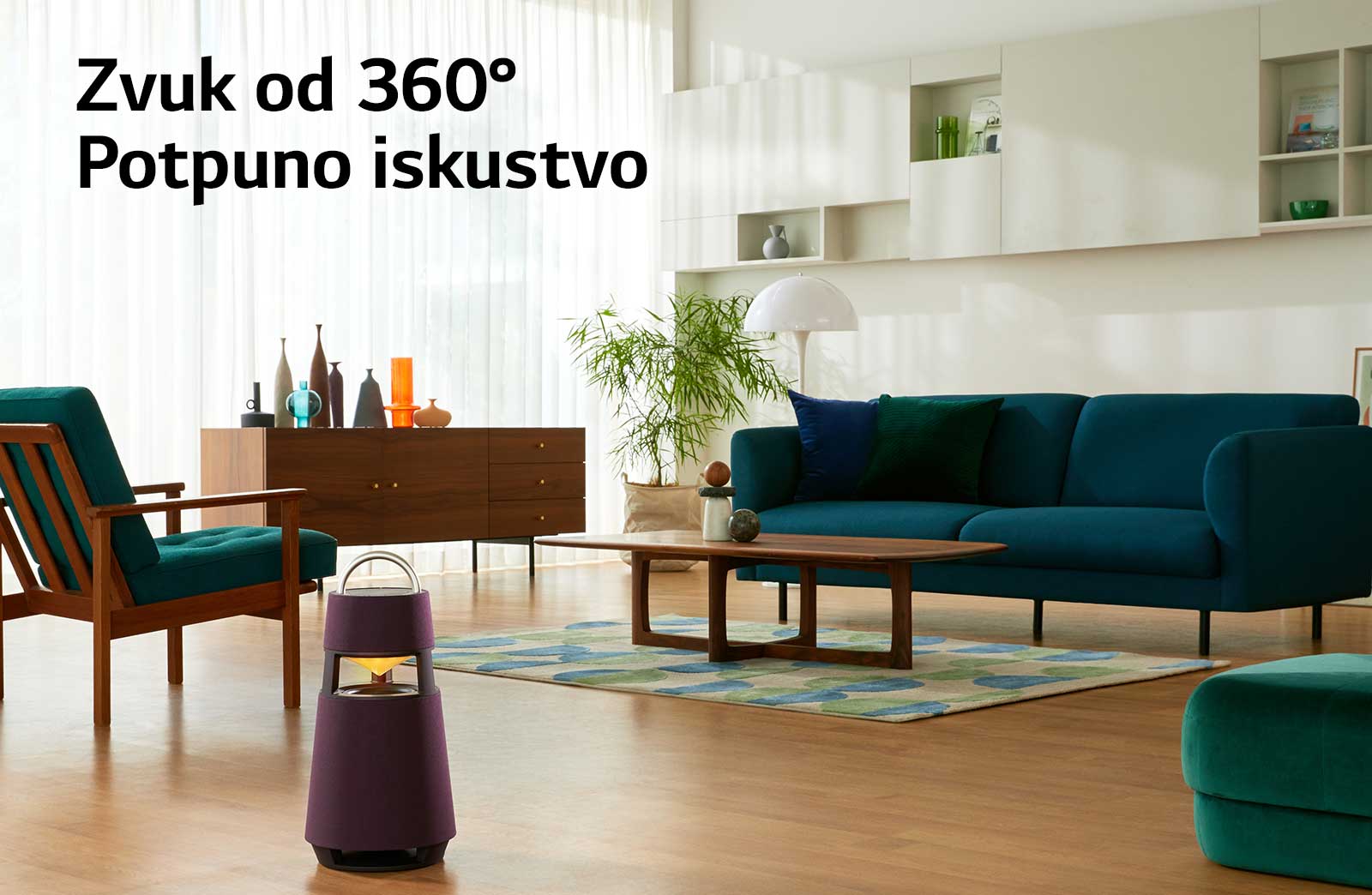 Slika žene koja sjedi na kauču i sluša glazbu, a ispred nje se nalazi XBOOM 360.