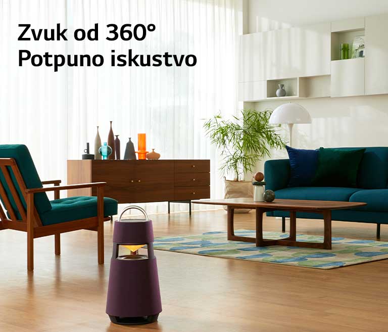 Slika žene koja sjedi na kauču i sluša glazbu, a ispred nje se nalazi XBOOM 360.