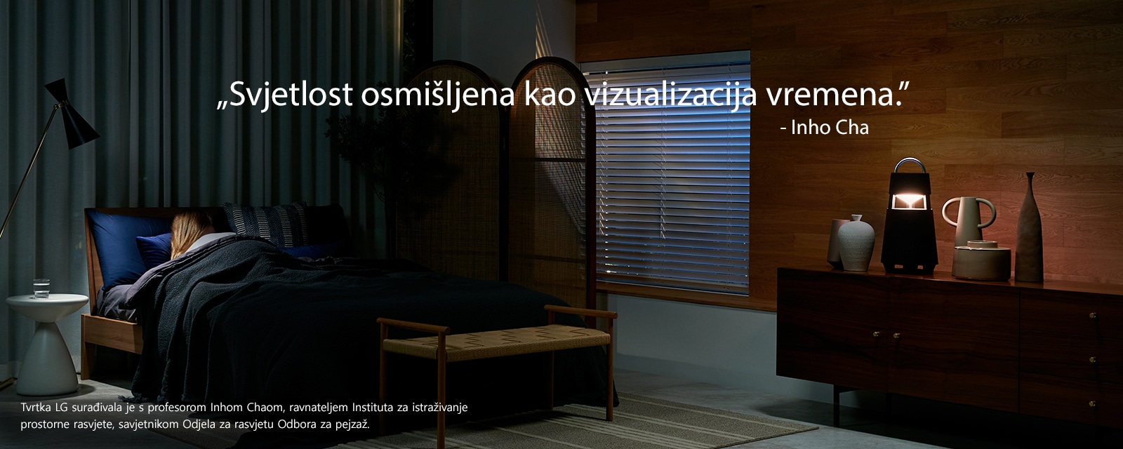 Slika uređaja XBOOM 360 koji svijetli na polici u mračnoj prostoriji. Tekst „Svjetlost osmišljena kao vizualizacija vremena” nalazi se na slici.