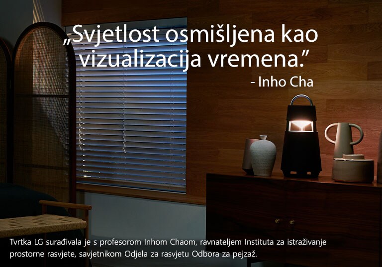 Slika uređaja XBOOM 360 koji svijetli na polici u mračnoj prostoriji. Tekst „Svjetlost osmišljena kao vizualizacija vremena” nalazi se na slici.