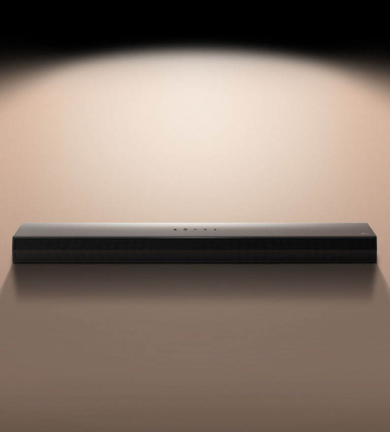 Slika LG Soundbar na crnoj pozadini istaknut svjetlom reflektora. 