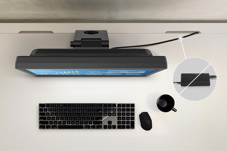 Čist i učinkovito iskorišten prostor stola zahvaljujući LG SXGA monitoru osjetljivom na dodir s ugrađenim napajanjem.