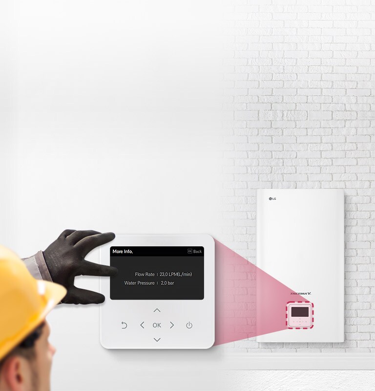 Slika inženjera koji gleda u daljinski uređaj za nadzor temperature.