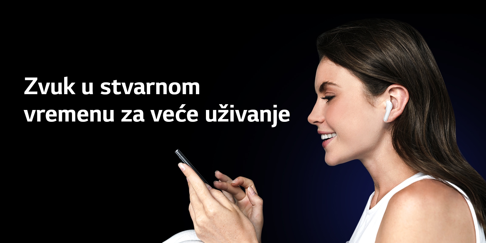 Žena se koristi telefonom i istovremeno sluša putem slušalica TONE Free.