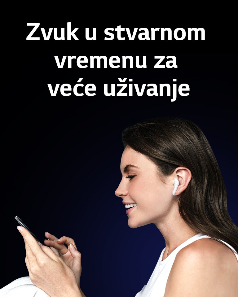 Žena se koristi telefonom i istovremeno sluša putem slušalica TONE Free.