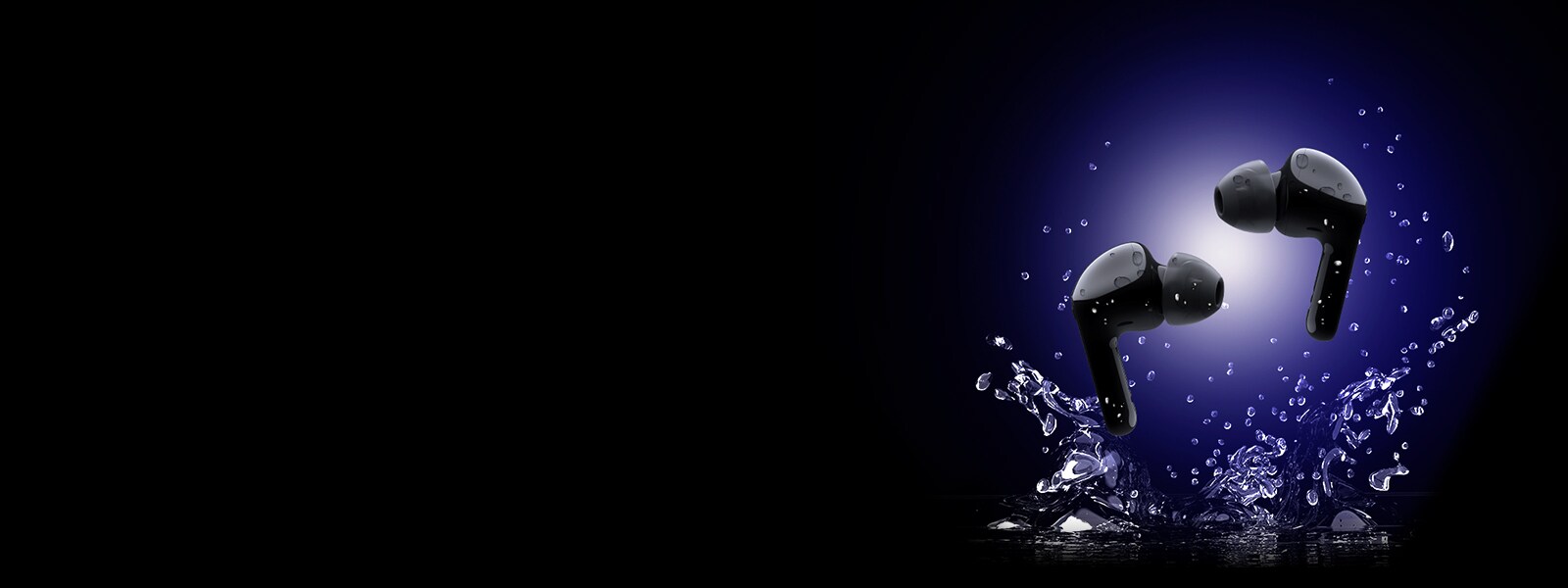 Par slušalica lebdi na pozadini s kapljicama vode.