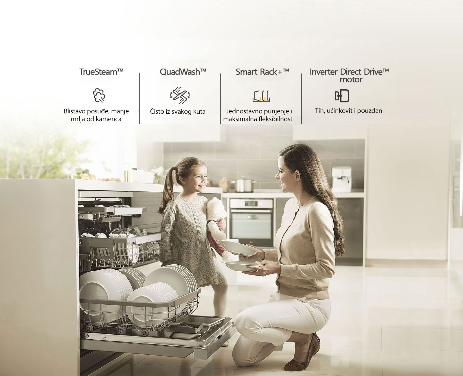 Žena vadi čisto posuđe iz perilice