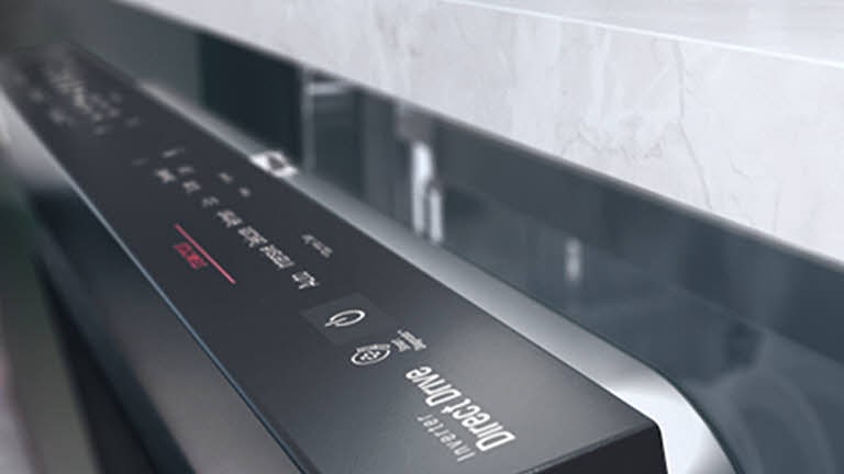 Slika prikazuje perilicu posuđa sa djelomično otvorenim vratima