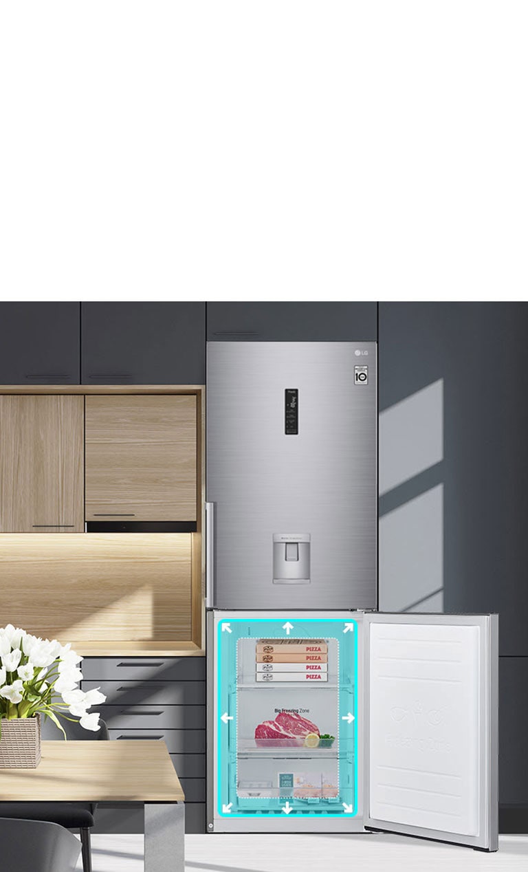 Prikazuje se hladnjak koji se stapa s policama u kuhinji. Donja polovica hladnjaka otvorena je i napunjena proizvodima. Neonski kvadrat sa strelicama prikazan je oko ruba prostora hladnjaka kako bi pokazao da unutra ima više prostora.