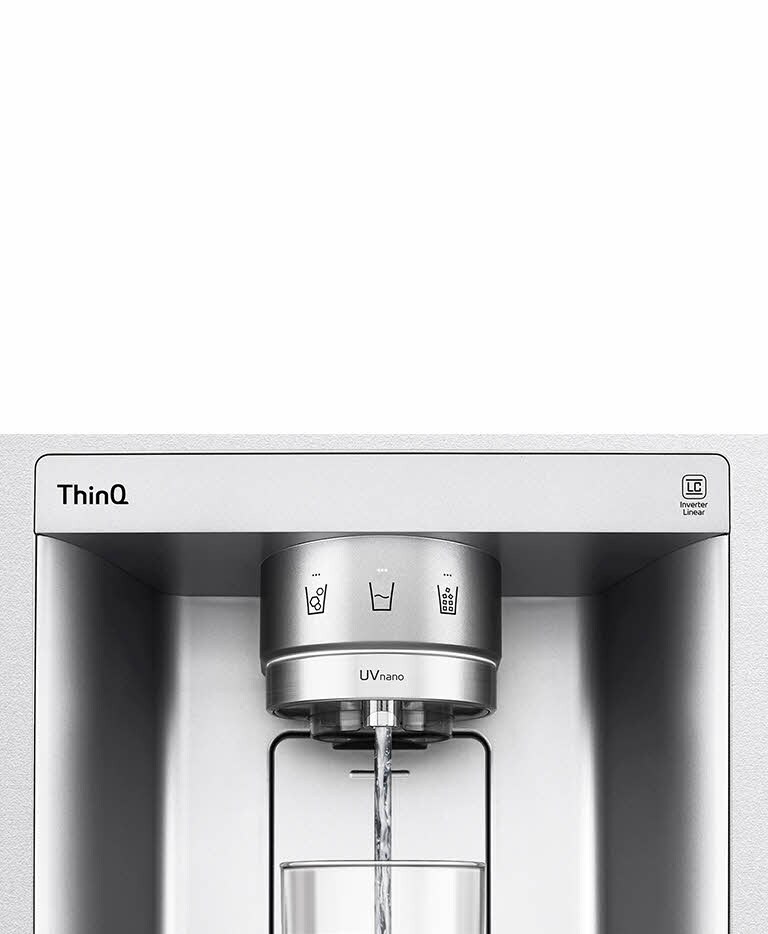 Videozapis počinje zumiran na dispenzeru za vodu. Vanjska strana hladnjaka postaje čista i sada se može vidjeti unutrašnjost vrata i mehanički dijelovi mlaznice za doziranje. Video se dodatno povećava kako bi se prikazale kapljice vode dok padaju kroz UVnano dio mlaznice koji smanjuje bakterije. Pogled se smanjuje kako bi se ponovno vidio vanjski dio hladnjaka dok se voda toči u čašu.