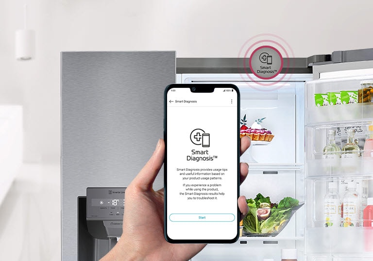 Ruka drži telefon. Zaslon telefona prikazuje funkciju Smart Diagnosis aplikacije LG ThinQ. Hladnjak u pozadini ima jednu stranu otvorenu i prikazuje sadržaj unutra. Iznad hladnjaka nalazi se ikona Smart Diagnosis.