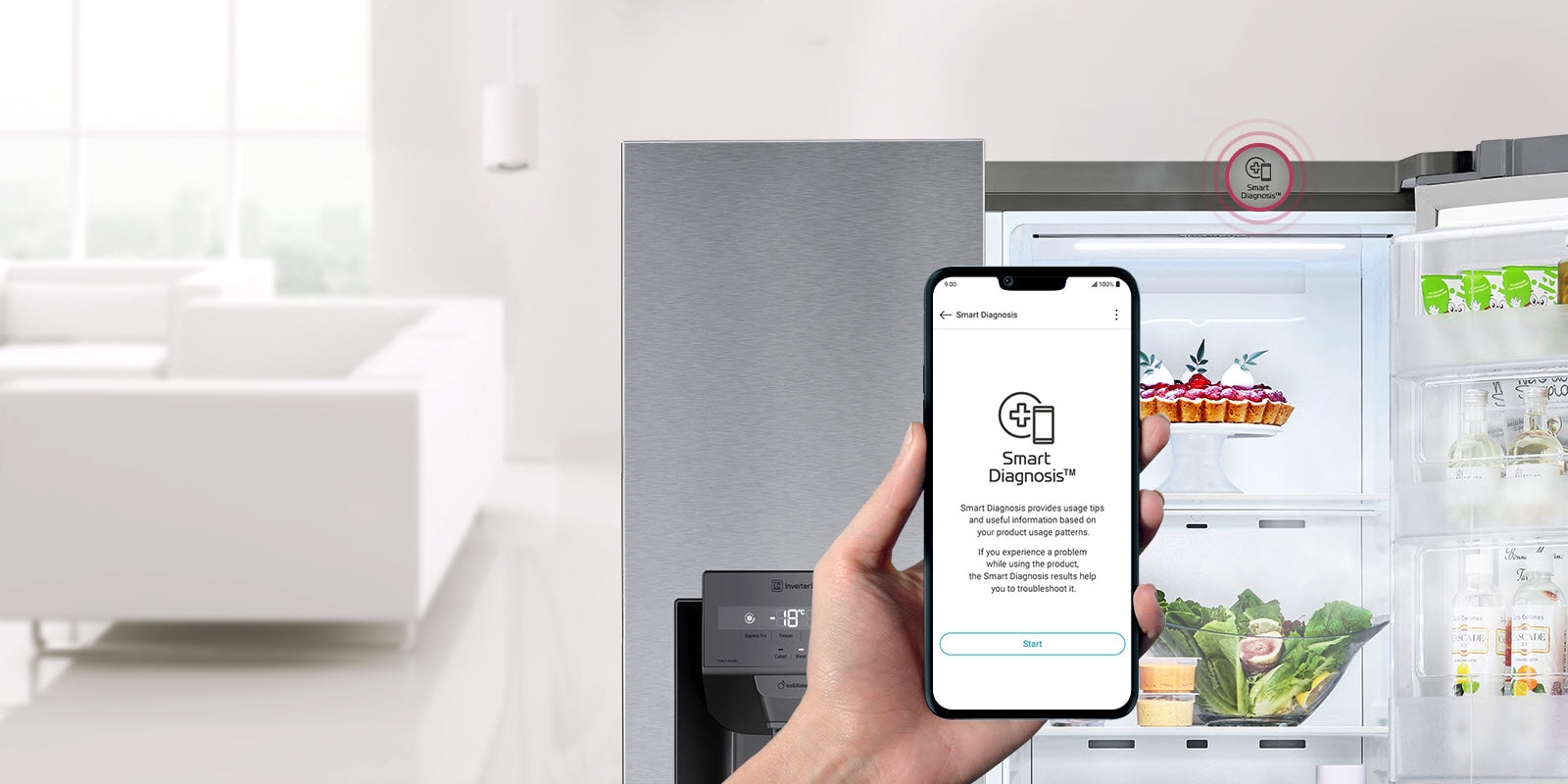 Ruka drži telefon. Zaslon telefona prikazuje funkciju Smart Diagnosis aplikacije LG ThinQ. Hladnjak u pozadini ima jednu stranu otvorenu i prikazuje sadržaj unutra. Iznad hladnjaka nalazi se ikona Smart Diagnosis.