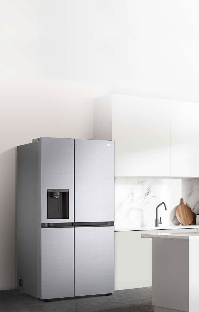Pogled sa strane na kuhinju s ugrađenim crnim InstaView hladnjakom.