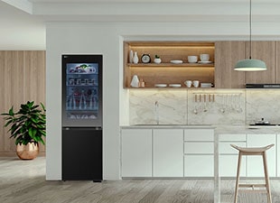 Slika LG InstaView Bottom Freezer hladnjaka u kuhinji uredne unutrašnjosti.