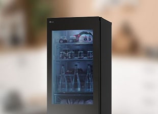 Slika InstaView™ vrata hladnjaka sa žutim osvjetljenjem.