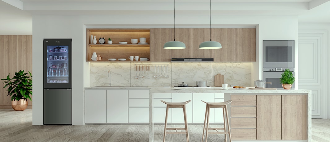 Slika LG InstaView Bottom Freezer hladnjaka u kuhinji uredne unutrašnjosti.