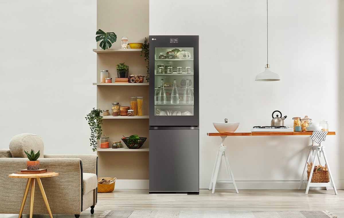Slika LG InstaView Bottom Freezer hladnjaka smještenog u dnevnoj sobi sa simpatičnim interijerom.