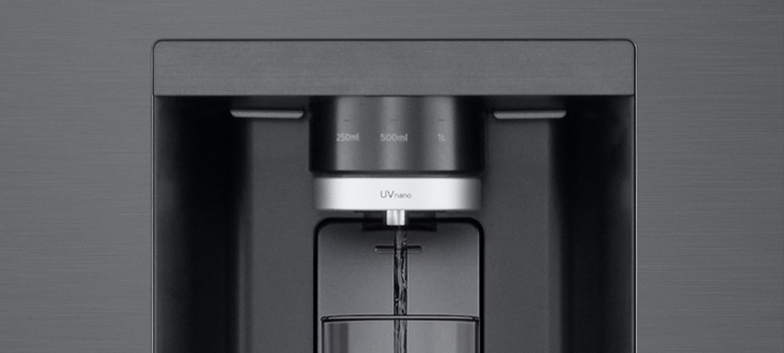 Prikaz kako UVnano™ pročišćava mlaznicu iznutra smanjujući bakterije.