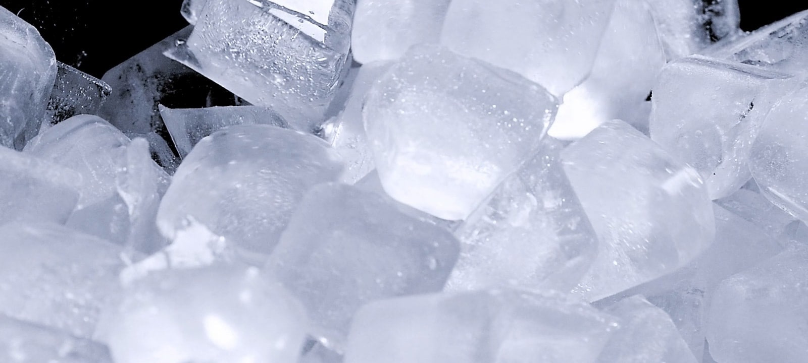 Obilna količina leda koju proizvodi automatski ledomat LG hladnjaka s četvero vrata.