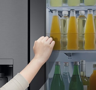 Pokucaj dvaput i vidi unutra - Ruka kuca na LG InstaView vrata