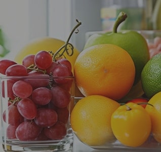 Pogled izbliza na razno svježe voće.