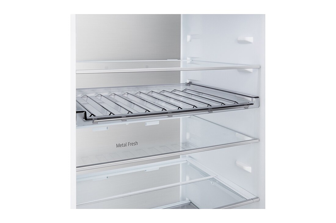 LG Hladnjak sa zamrzivačem u donjem dijelu, DoorCooling+™ i ThinQ™ tehnologija, kapacitet 375L, Prednja gornja vrata otvorena s pogledom na hranu, GBBS525CPY, thumbnail 4