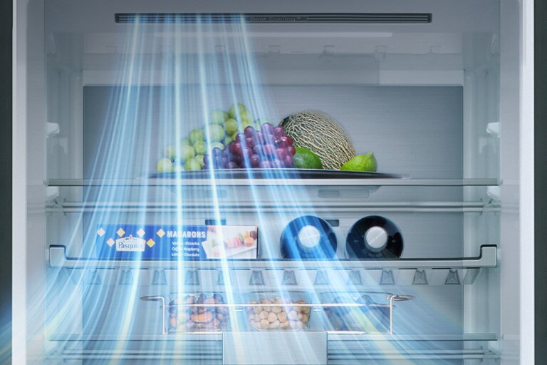 Вътрешен изглед на LG хладилника с долна камера с рафтове за плодове, зеленчуци, напитки и хапки със сини линии за въздушен поток от лявата страна