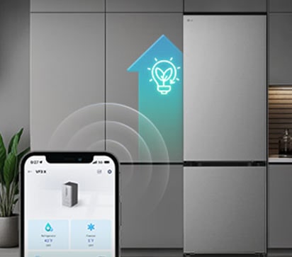 LG donji zamrzivač s pametnim telefonom koji prikazuje ThinQ™ aplikaciju ispred i svijetlećom svijetloplavom ikonom umjetne inteligencije pored hladnjaka
