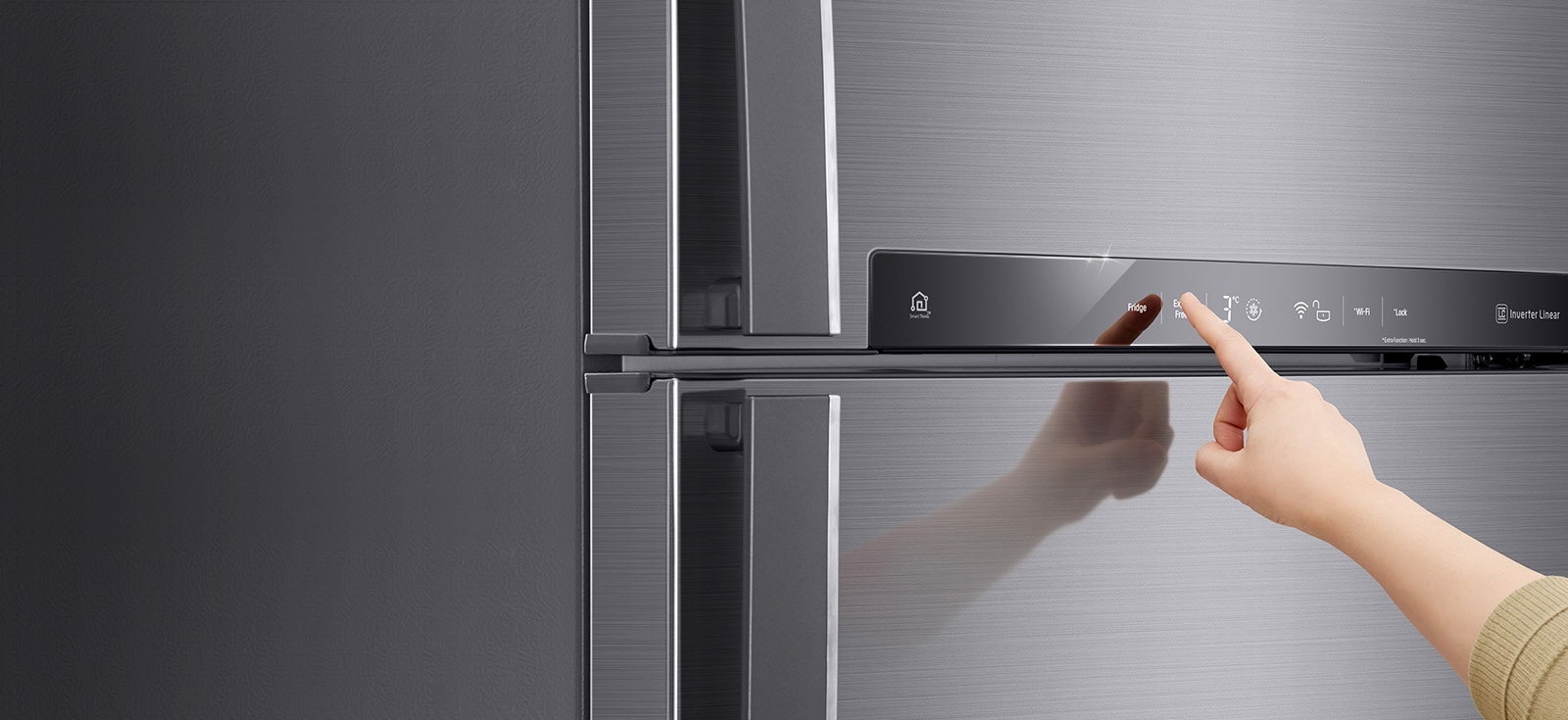 Ruka dodiruje LED upravljačku ploču na LG hladnjaku sa zamrzivačem u gornjem dijelu