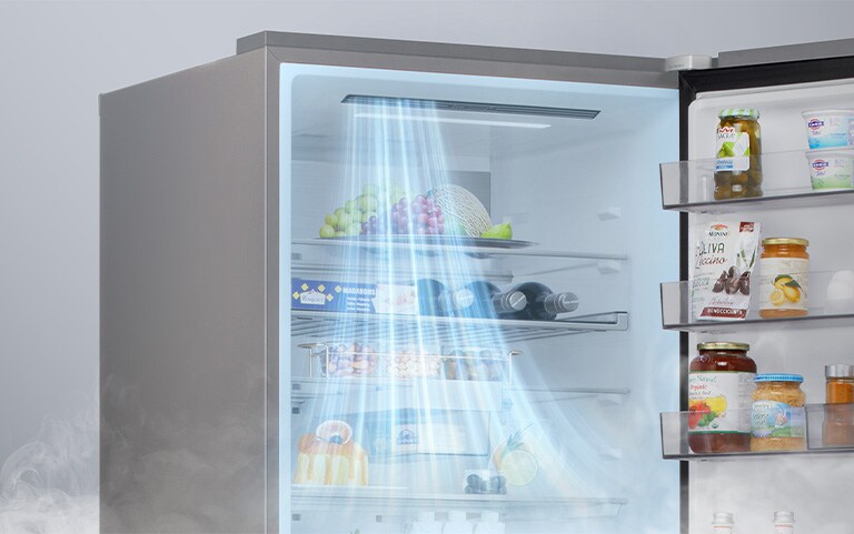 LG hladnjak s donjim zamrzivačem otvoren je, plavi zrak struji prema odjeljcima vrata, ilustrirajući rad DoorCooling+™ tehnologije.