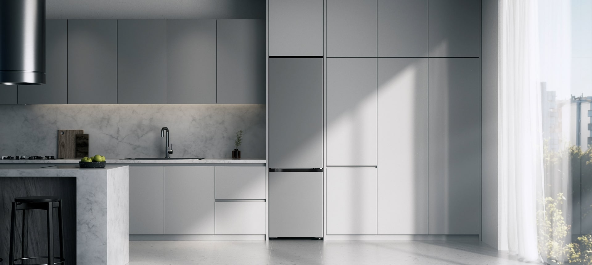 Srebrni LG donji zamrzivač ugrađen u sive ormariće pored mramorne radne ploče s indukcijskom pločom za kuhanje i velikim prozorom s desne strane