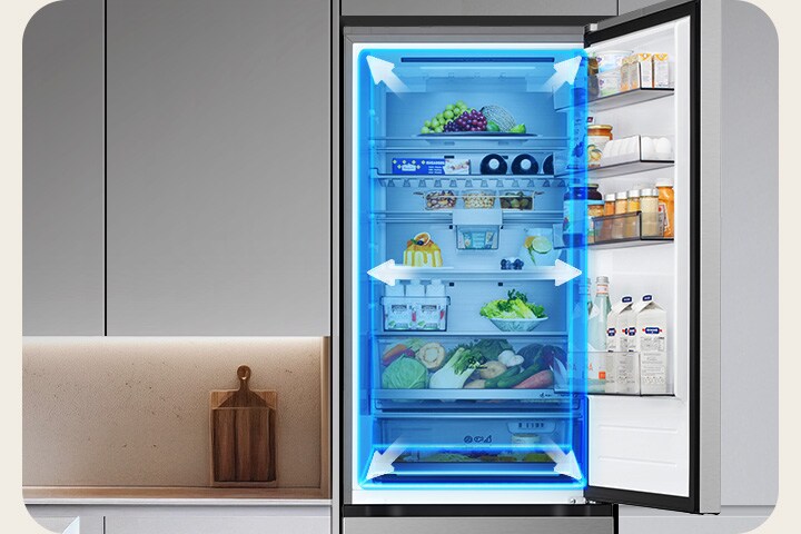LG donji zamrzivač s otvorenim vratima hladnjaka prikazuje hranu u ladicama s plavim slojevima i strelicama koje ističu prostranu unutrašnjost