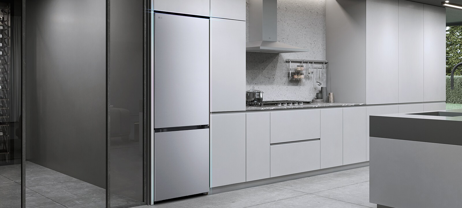 LG hladnjak s srebrnim donjim zamrzivačem savršeno se uklapa u kuhinjski ormarić.