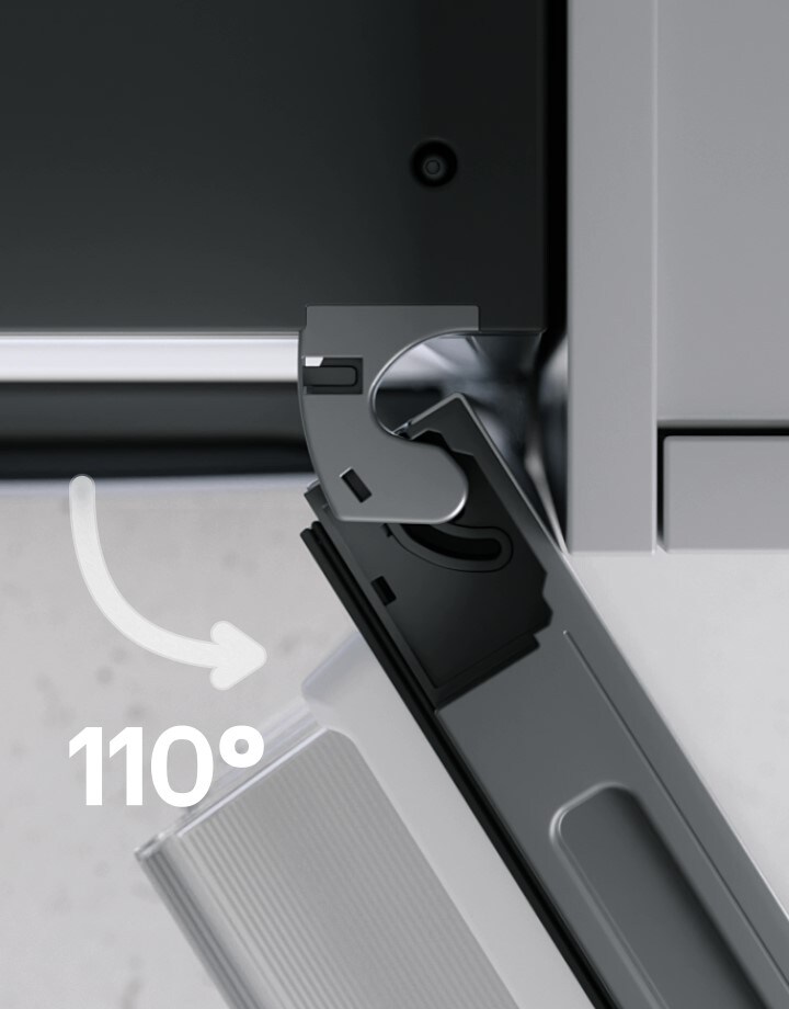 LG donji zamrzivač s otvorenim vratima na 110 stupnjeva, prikazuje zakrivljenu šarku blisko poravnatu sa stijenkom ormarića.