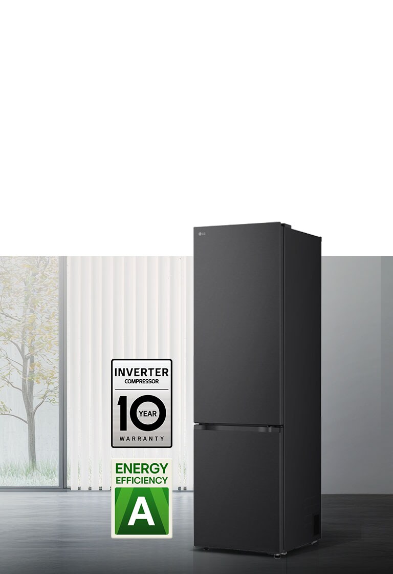 LG mat crni prednji pogled s donjim zamrzivačem u svijetloj prostoriji s vertikalnim žaluzinama, 10-godišnjim jamstvom na kompresor i ikonama energetske učinkovitosti A ispod.