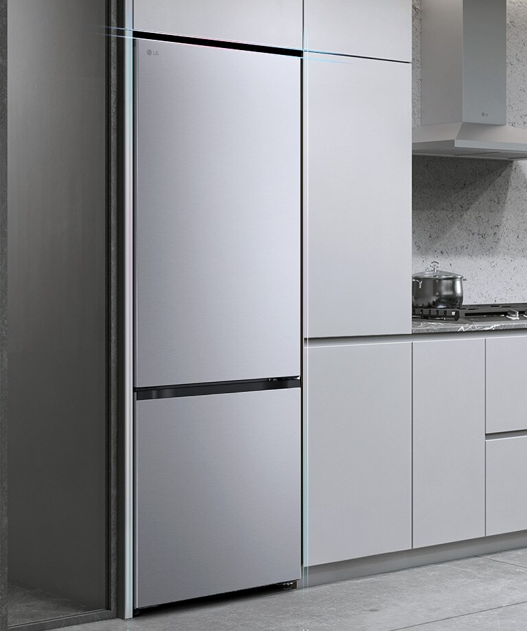LG hladnjak s mat crnim donjim zamrzivačem savršeno se uklapa u kuhinjski ormarić.