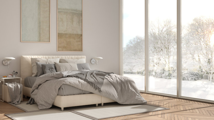 Spavaća soba s pogledom na snijeg, s LG-jevom tehnologijom niskog zagrijavanja klima uređaja za učinkovito zimsko grijanje.