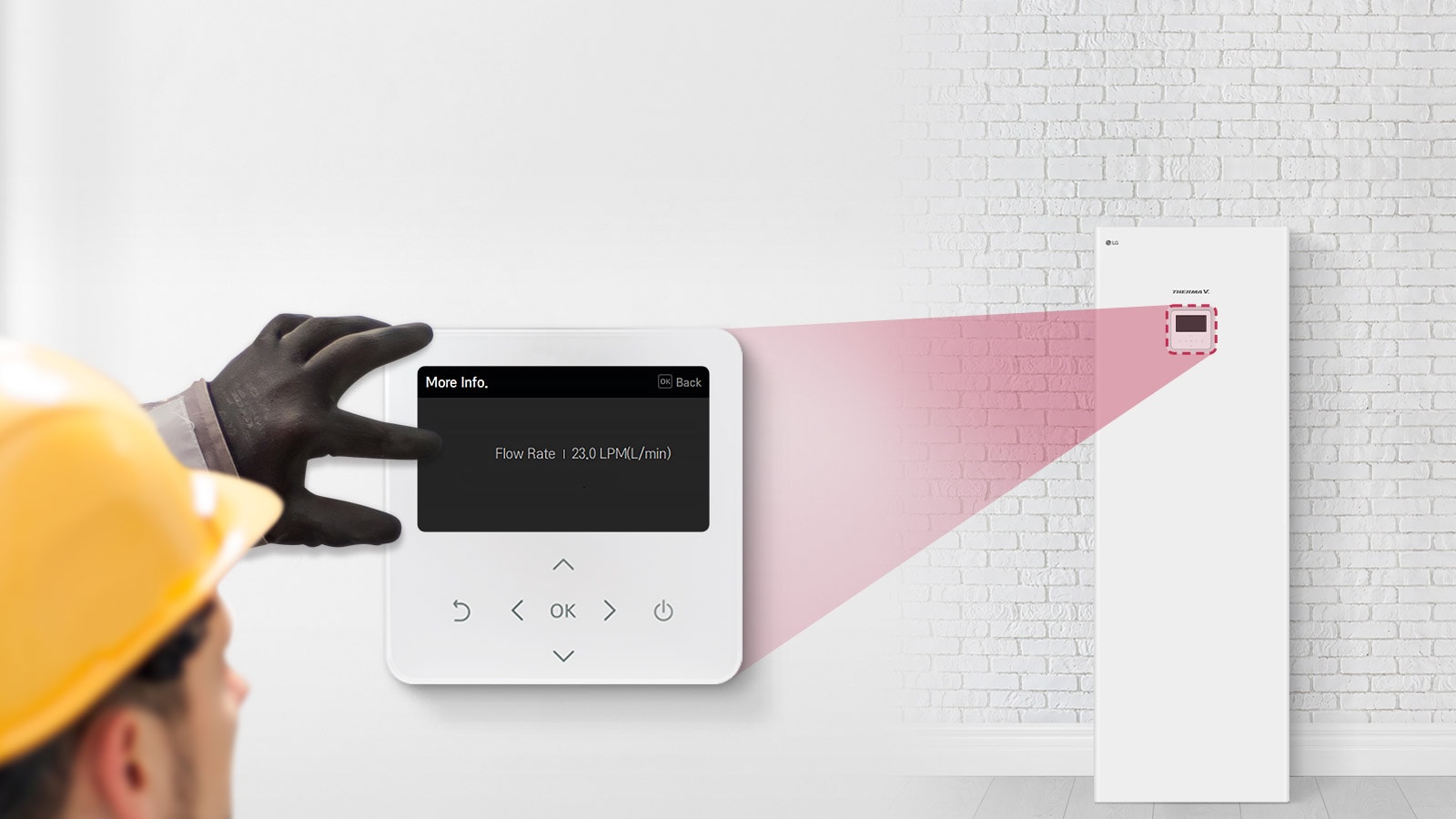 Slika inženjera koji gleda u daljinski uređaj za nadzor temperature.