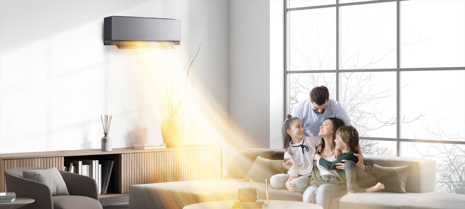 Topli zrak struji iz zidne dizalice topline dok se obitelj okuplja u ugodnom dnevnom boravku, uživajući u zajedničkom vremenu