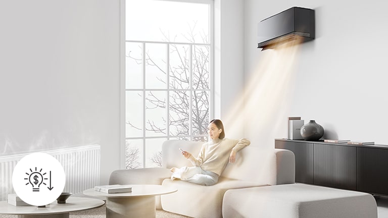 Žena se opušta uz klima uređaj s dizalicom topline i grijačem koji radi ispod. U kutu se pojavljuje ikona uštede
