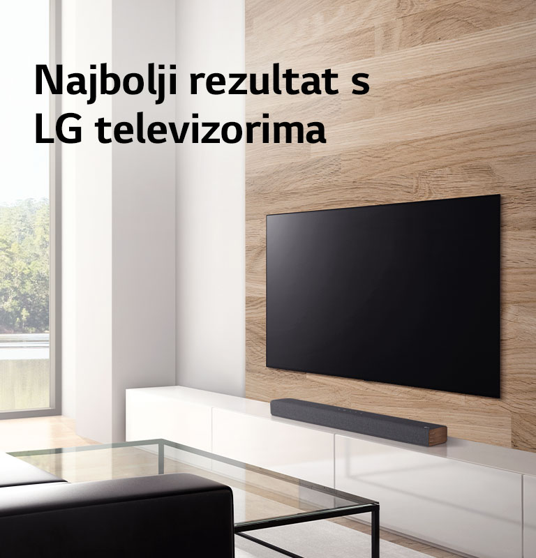 Zvučnik je postavljen na bijeli ormarić za televizor, a televizor na drveni zid. Kroz prozor se pruža pogled na šumu. Na slici piše tekst – Najbolji rezultat s LG televizorima.