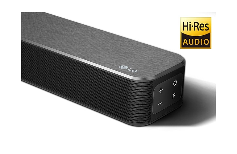 Prikaz izbliza desne strane zvučnika LG Sound Bar s logotipom tvrtke LG prikazanim u donjem desnom kutu. Logotip Hi-Res prikazan je iznad proizvoda.