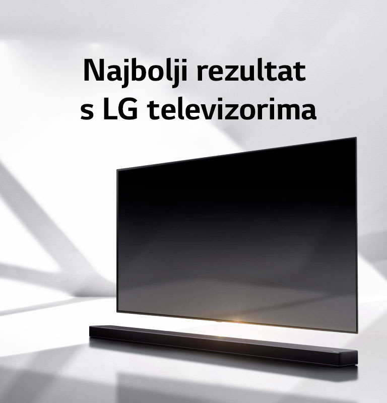 Zvučnik i televizor nalaze se na bijelom podu i u neposrednoj pozadini vidljiva je sjena koja dolazi izvana.